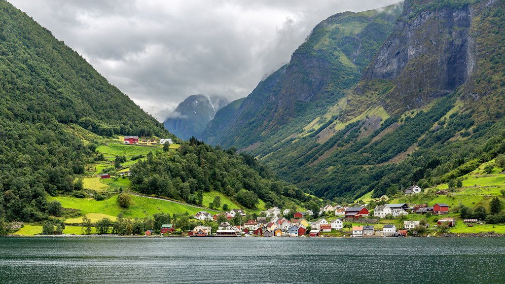 Bergen (Fjord-Side City), Moving to Norway